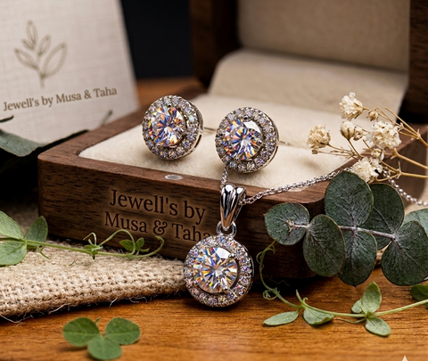 Moissanite halo set